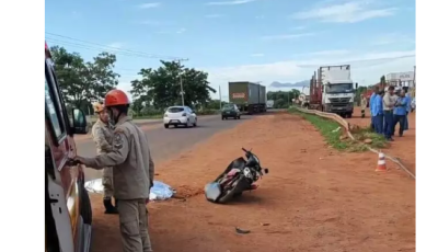 Motociclista para debaixo de carreta após batida e morre em avenida de MS