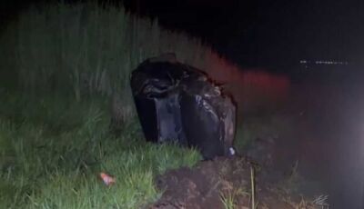 Motorista bêbado capota carro e passageiro morre em estrada de MS