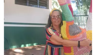 'Árvore de crochê' feita com 30 novelos vira paixão da mulherada em Bonito