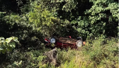 Fusca capota e cai em ribanceira às margens de rodovia em MS