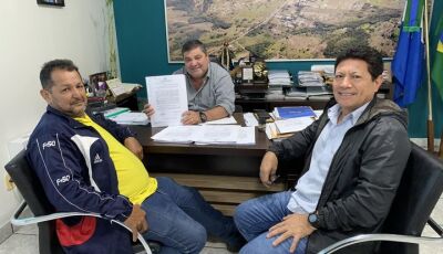 Prefeito Josmail Rodrigues assina aposentadoria e agradece servidor em Bonito