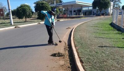 Equipe realiza  limpeza urbana e pintura de meios-fios em Bonito