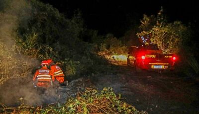 Frente fria favorece combate aos incêndios, e trabalho do Corpo de Bombeiros volta a invadir a noite