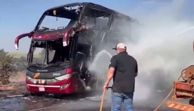 Ônibus fica destruído após pegar fogo na BR-163