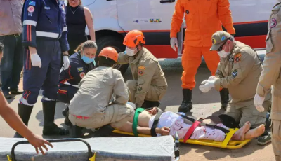 Motociclista tem perna dilacerada ao ser atropelado por caminhão em MS