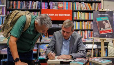 Lançamento de Diálogos do Ócio reúne escritores, jornalistas e admiradores do poeta Manoel de Barros