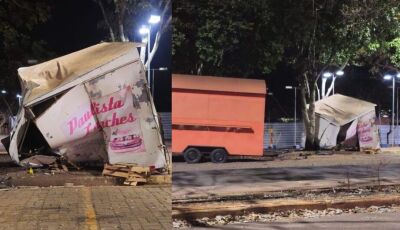 Carro bate e destrói trailer de lanches em avenida em MS