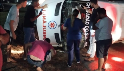 Ambulância tomba em acidente com carro em rodovia de MS