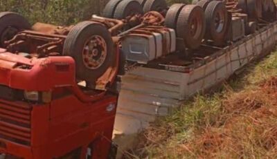 Carreta com soja tomba em ribanceira em MS