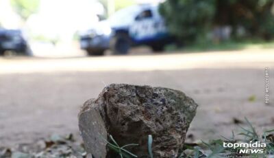 Homem é agredido com pedaços de madeira e pedrada durante roubo