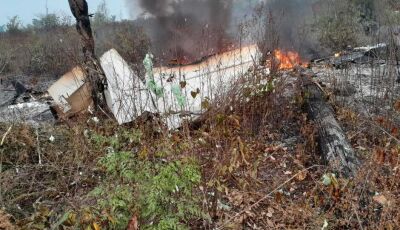 Avião com 5 pessoas a bordo cai em fazenda de Mato Grosso