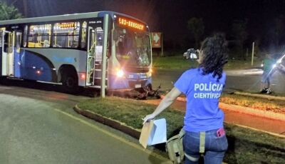 Motociclista bate de frente com ônibus e morre em MS