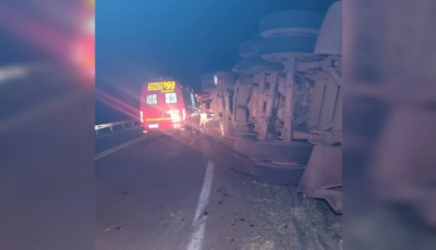 Pneu estoura, caminhoneiro perde controle e carreta de carvão tomba em MS