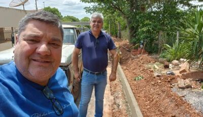 Prefeito acompanha  conclusão da pavimentação e a construção do meio-fio na Cohab