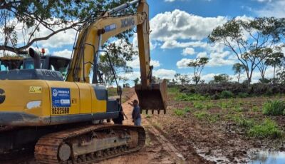 Prefeito acompanha trabalho de manutenção na Estrada Velha e patrolamento em estradas