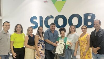 Prefeito de Bonito celebra premiação de concurso cultural do Sicoob