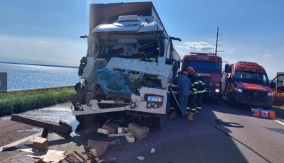 Motorista morre em acidente entre caminhões em MS