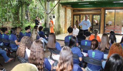 Para encerrar projeto sobre educação política, governador recebe alunos de escola estadual 