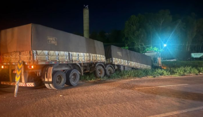 Caminhoneiro fica gravemente ferido após caminhão cair em valeta na BR-163