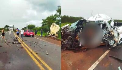 Mulher morre após caminhonete bater de frente com caminhão