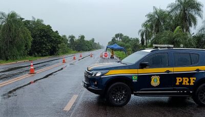 Após chuvas, BR-267 continua interditada entre trevo de Alto Caraco e Bonito