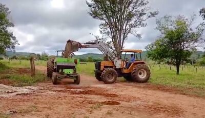 Serviço de gradeamento e aplicação de calcário é feito no Pé de Cedro, São José e Girassol