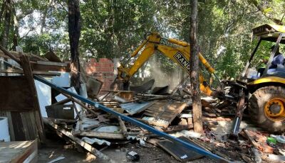 GMB presta apoio em demolição de residência em área de invasão