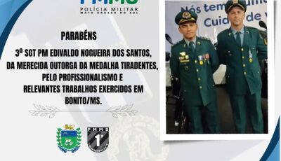 Comandante da 1ª CIPM parabeniza o 3&ordm; SGT PM Edivaldo por outorga da medalha da Instituição