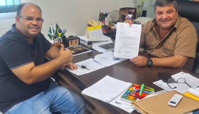 Prefeito recebe visita do Padre Israel para tratar da organização da 95ª Festa de São Pedro Apóstolo