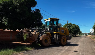 Equipe da Secretaria de Obras realiza limpeza na vila Machado