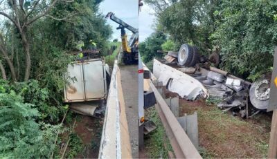 Caminhoneiro morre ao perder controle do veículo e bater em guard rail em MS