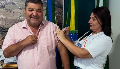 Prefeito de Bonito toma vacina contra a Influenza e incentiva população a se imunizar