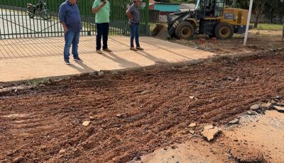 Prefeito Josmail acompanha obras em frente à nova biblioteca do SESI em Bonito