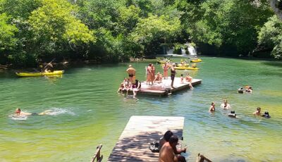 Em meio às águas cristalinas do Rio Formoso, um passeio que toca o coração de
todas as idade.