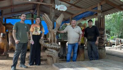 Prefeito visita ateliê de artesanato em madeira e destaca talento de artesãos locais