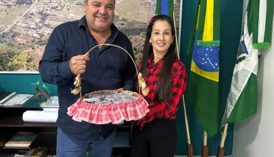 Prefeito ganha presente da coordenadora do CRAS
