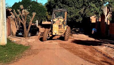 Serviço de patrolamento e cascalhamento é realizado nas  ruas da Vila Mimito