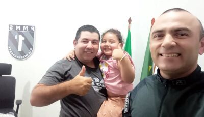 Pequena Sulamita conhece o quartel da Polícia Militar em Bonito