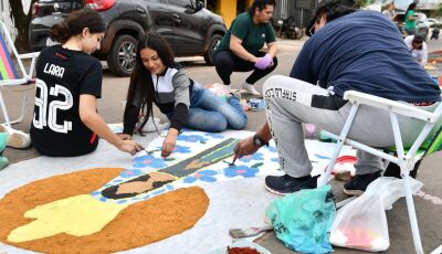 Bonito celebra Corpus Christi com ruas coloridas por fé e tradição