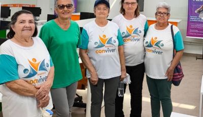 Idosos de Bonito participam de projeto de inclusão digital na Biblioteca do SESI