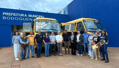 Bodoquena recebe dois ônibus escolares novos e três veículos