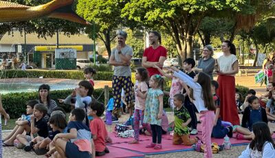 Espetáculo 'Lá vem a Bonita!' encanta o público na Praça da Liberdade