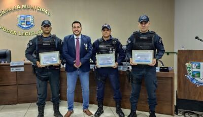 Guarda municipal e policiais militares recebem moção na câmara municipal de vereadores