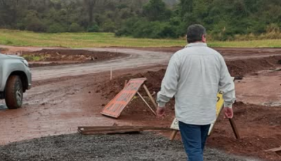 Prefeito Josmail Rodrigues acompanha obras na MS-382 em Bonito