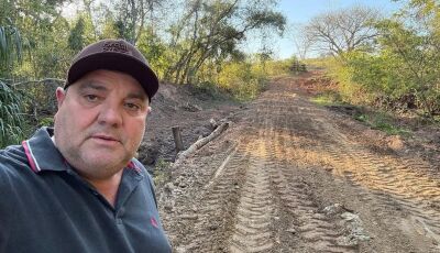 Josmail acompanha implementação de um bueiro na estrada velha que liga Guia Lopes a Bonito