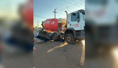 Jovem sobrevive após moto ser esmagada por caminhão em MS