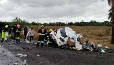 Identificada vítima de batida com carreta que deixou carro partido ao meio em MS