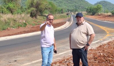 Prefeito e diretor de Infraestrutura vistoriam rotatória que dá acesso à Gruta do Lago Azul