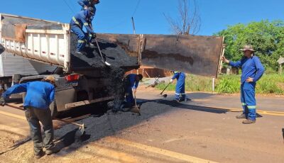 Equipe instala quebra-molas na MS-345, na entrada de Bonito
