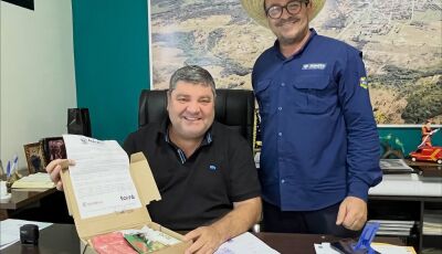 Josmail ganha presente da prefeita Macelly Veras, da cidade de Maués
